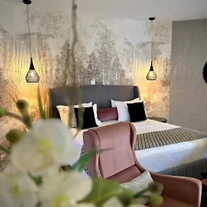 The Palms Luxury Boutique Couette-café